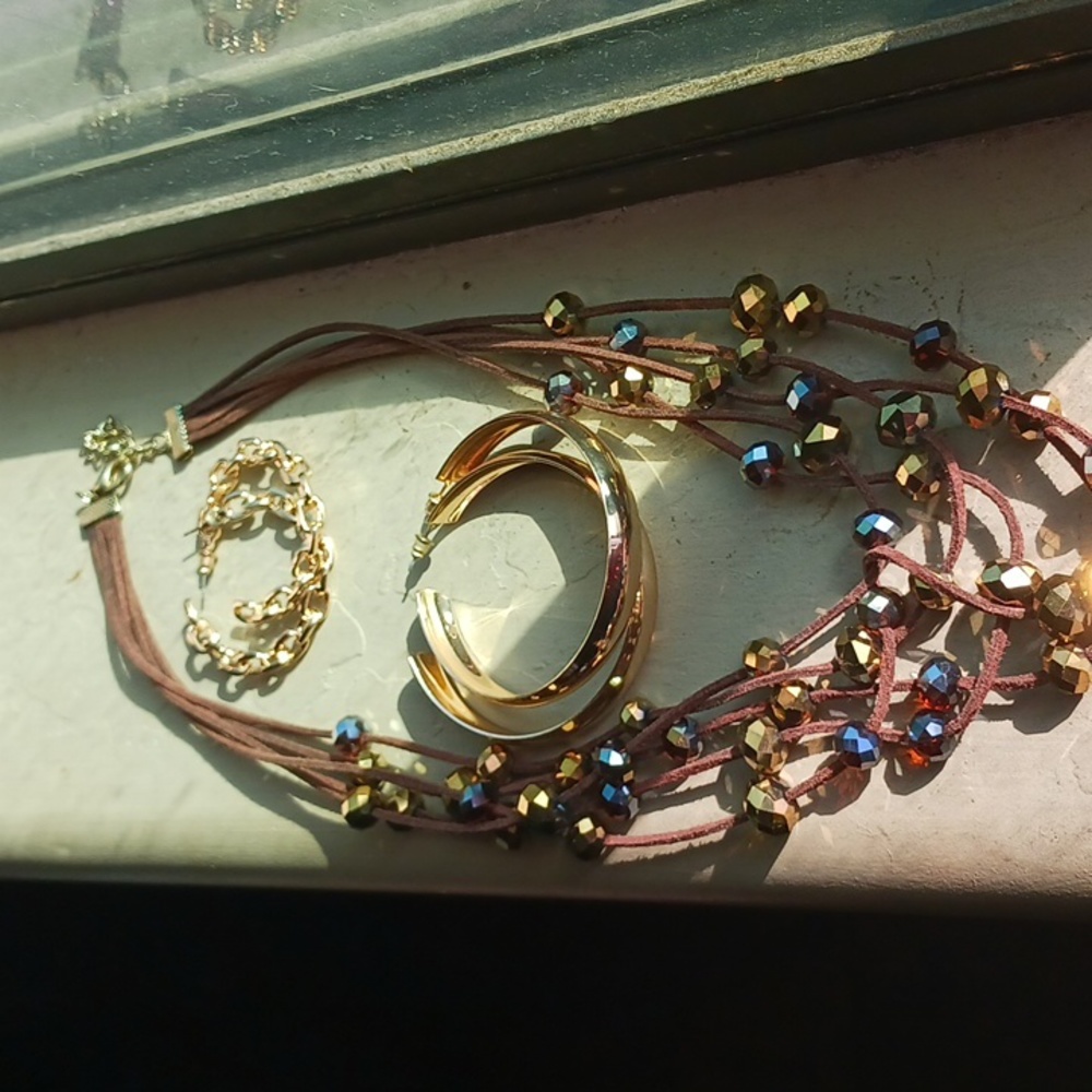 NECKLACE AND 2 PAIRS OF EARRINGS SET